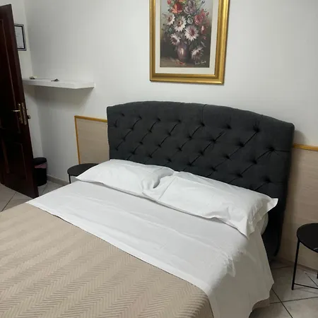 Konukevi Larisarooms Roma