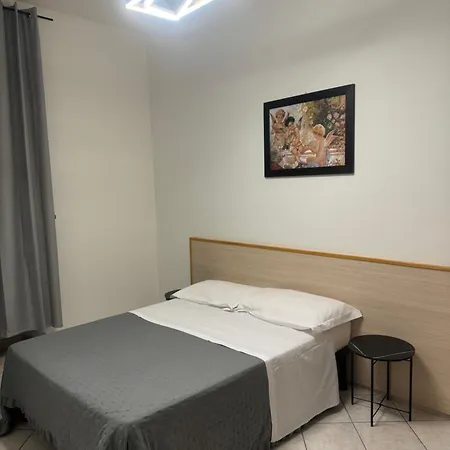 Konukevi Larisarooms Roma