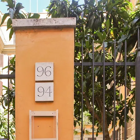 Konukevi Larisarooms